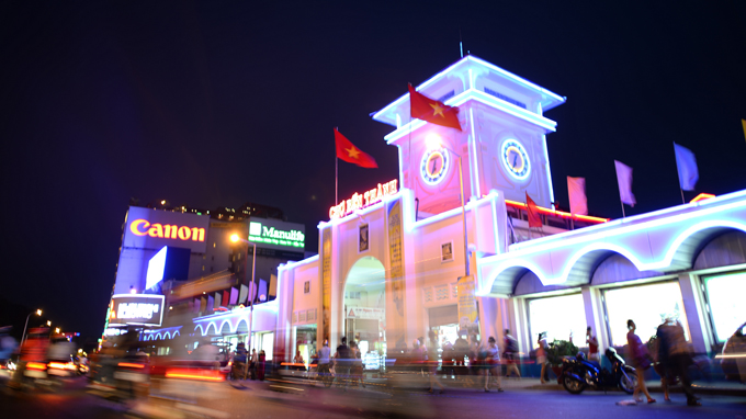 Chợ Bến Thnh lung linh đm 26-4 - Ảnh: Thuận Thắng
