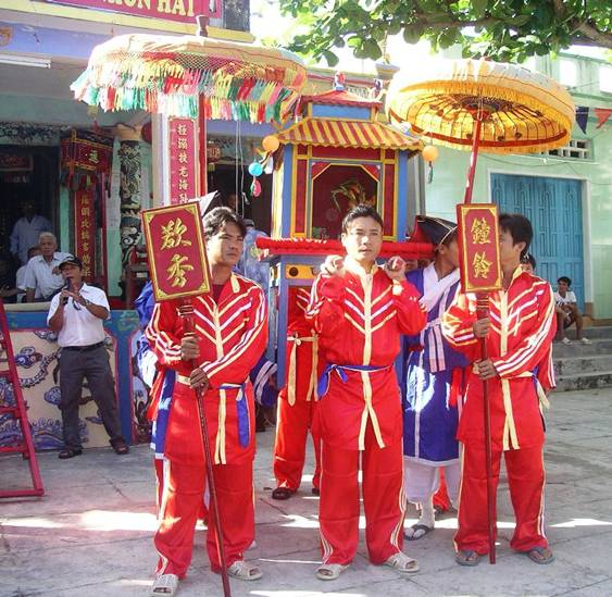 Đội kiệu lọng chuẩn bị đi rước thần Nam Hải