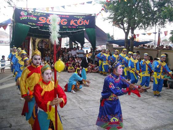 H�t m�a b� trạo hầu thần trong lăng Nam Hải